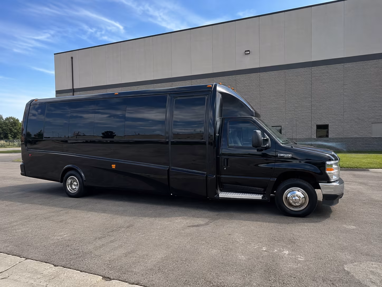 find minibuses for hillside and vineyard wedding venues near lake elsinore