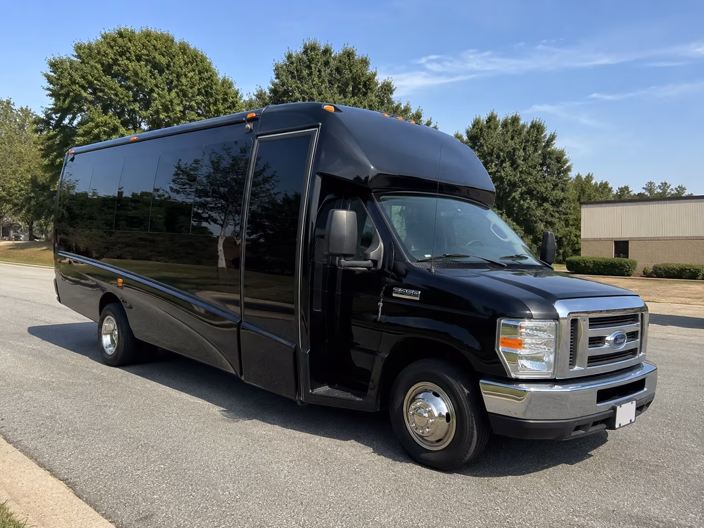 shuttle your wedding guests between lake elsinore hotels and your venue